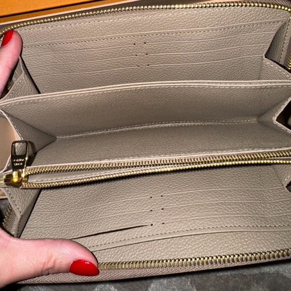 Brand new Louis Vuitton wallet - Picture 2 of 3